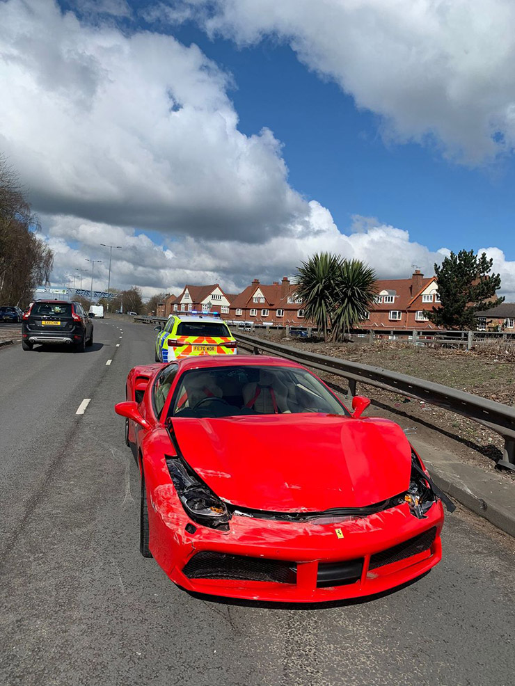 Chủ xe lái Ferrari 488 GTB vừa mua ra khỏi đại lý được 3,2km đã gây tai nạn - 3