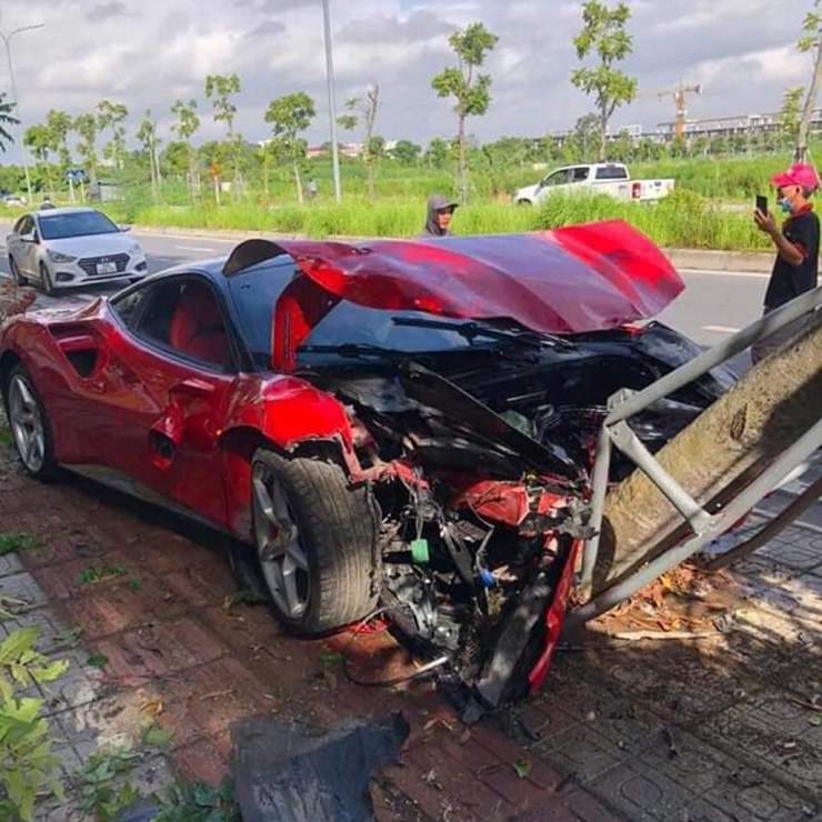 Chủ xe lái Ferrari 488 GTB vừa mua ra khỏi đại lý được 3,2km đã gây tai nạn - 4