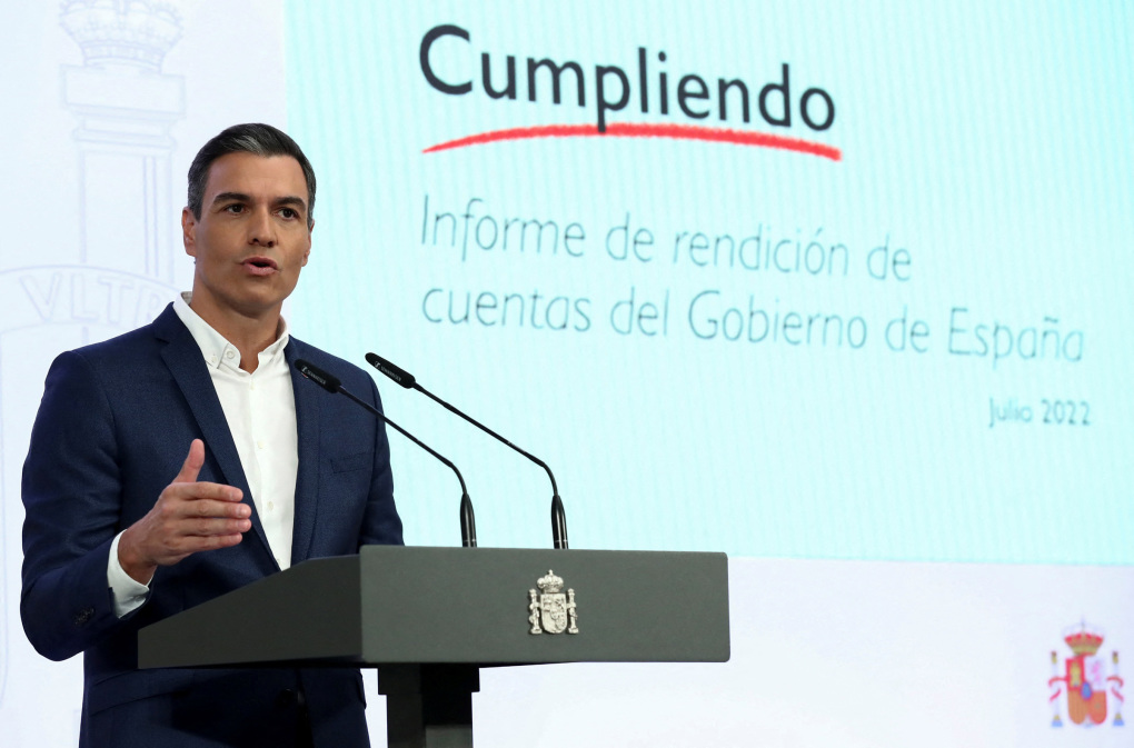 Thủ tướng Tây Ban Nha Pedro Sanchez không đeo cà vạt (ảnh: RT)