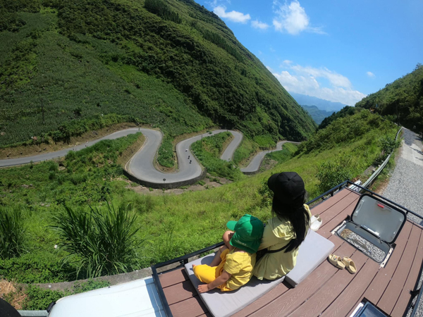 Nhờ có "nhà di động", gia đình anh Sơn có thể đi khắp nơi trên đất nước để khám phá.