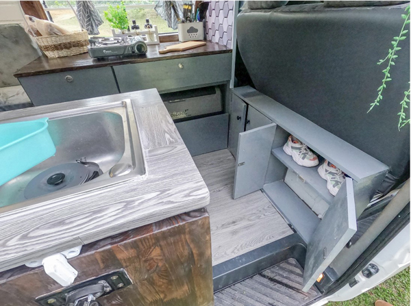 Vợ chồng anh Sơn tận dụng mọi không gian trong xe để thiết kế sao cho "nhà" tiện nghi nhất.