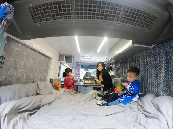 Chiếc giường đủ cho 3 mẹ con có thể thoải mái nằm.