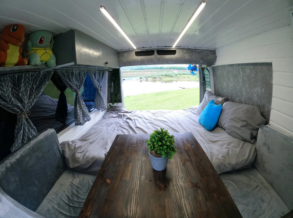 Chiếc ghế sofa và bàn để có thể tiếp khách hay ngồi thư giãn.