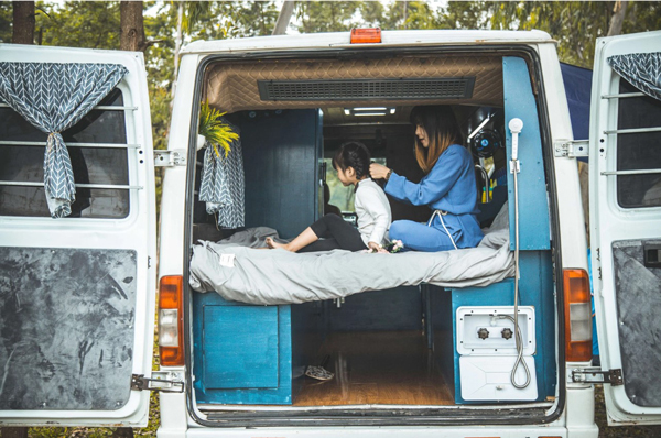 Dưới giường có khoảng trống để đựng đồ.