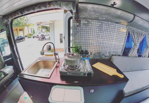 Bồn rửa tay và bếp ga mini được sử dụng ở khu bếp.