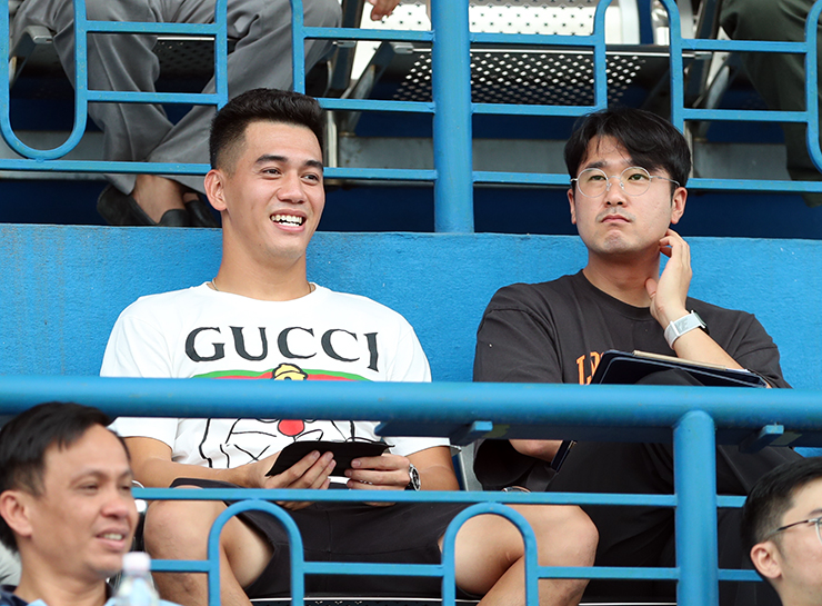 Tiến Linh ngồi khán đài theo dõi trận đấu giữa Bình Dương và Bình Định cùng HLV thể lực Park Sung Gyun.