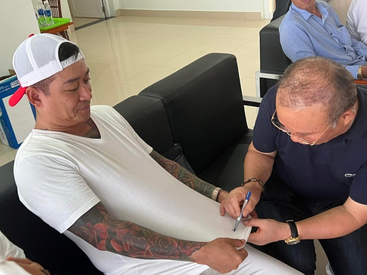 Đời sống Showbiz - HLV Park Hang Seo khiến Tuấn Hưng "vừa mừng vừa lo" vì sợ bị... nhầm