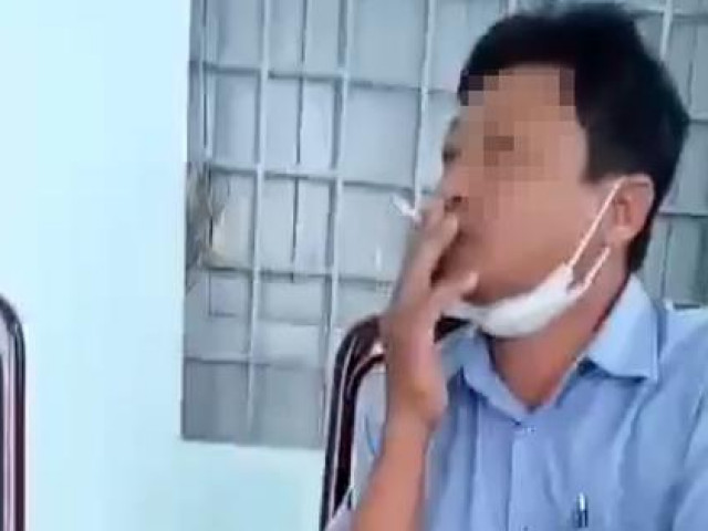 Tin tức trong ngày - Phó chủ tịch, chánh thanh tra huyện bị tố hút thuốc khi tiếp công dân