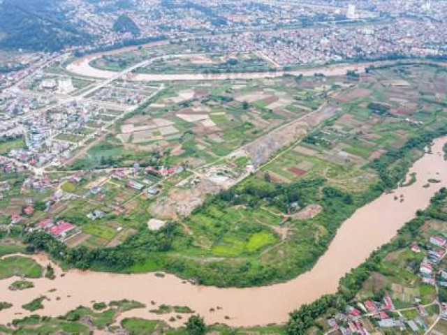 Tin tức trong ngày - CLIP: Cận cảnh dự án hơn 3.000 tỉ đồng có 10 ha đất trồng lúa bị "hô biến"