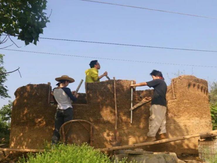 Kinh doanh - Vợ chồng làm nhà bằng đất nổi nhất làng, cả tháng tiêu không quá 3,5 triệu đồng