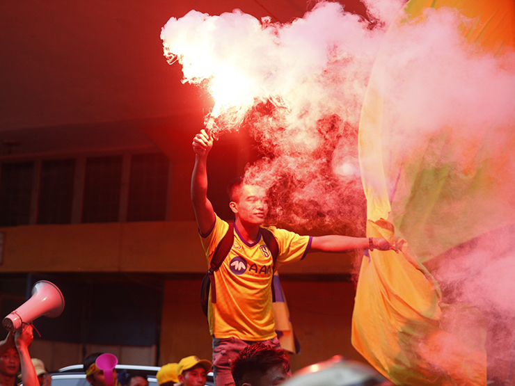 Nóng rực fan SLNA diễu hành khắp Hà Nội, ”phủ vàng” sân Hàng Đẫy