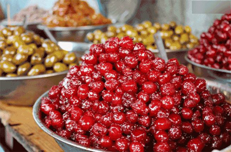 Trên chợ mạng, chùm ruột chanh muối, chùm ruột xóc muối đường, mứt chùm ruột... được rao bán rất nhiều.&nbsp;

