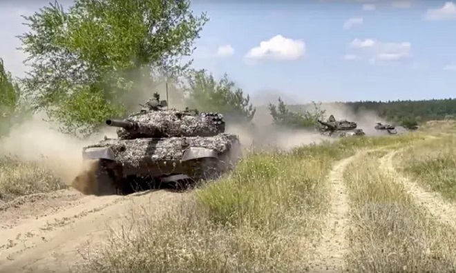 Đoàn xe tăng Nga di chuyển tại một khu vực không xác định ở Ukraine.