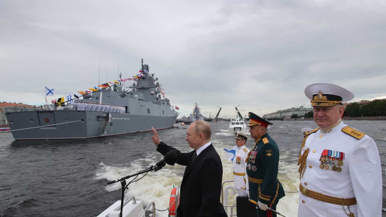 Tổng thống Putin thị sát chiến hạm Nga (ảnh: RT)