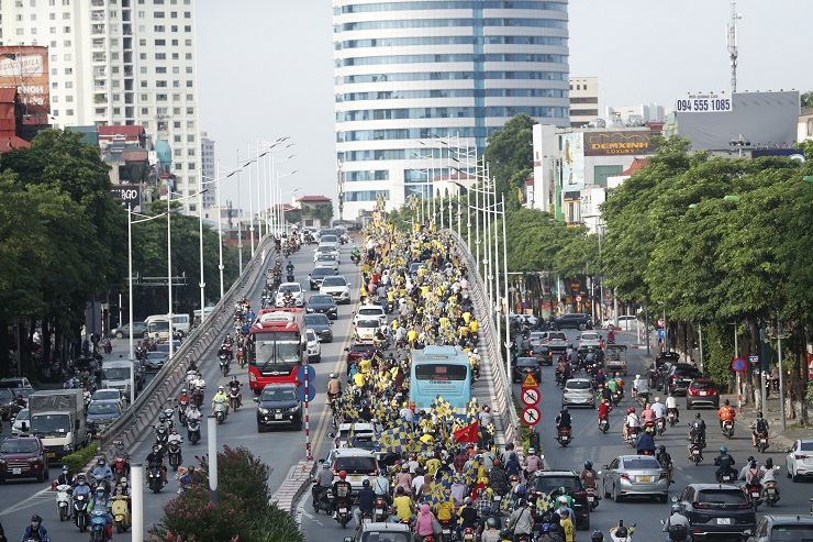 Nóng rực fan SLNA diễu hành khắp Hà Nội, &#34;phủ vàng&#34; sân Hàng Đẫy - 1
