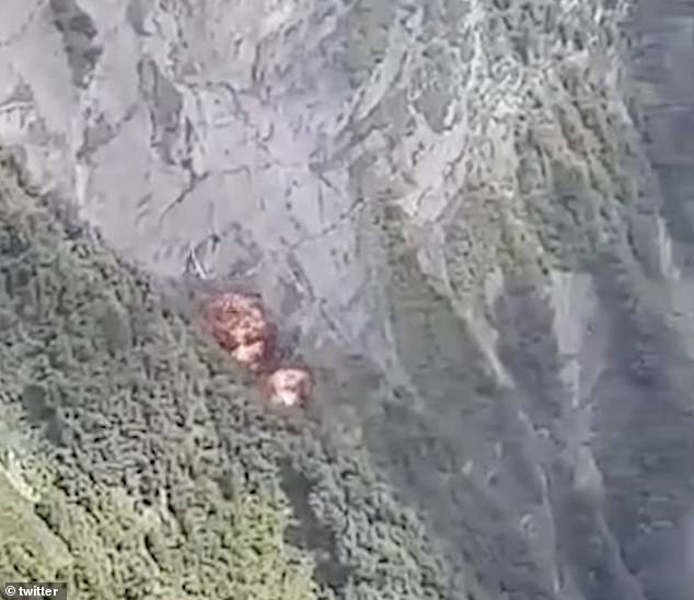 Chiếc trực thăng nổ tung khi đang chở theo 5 người trên khoang.