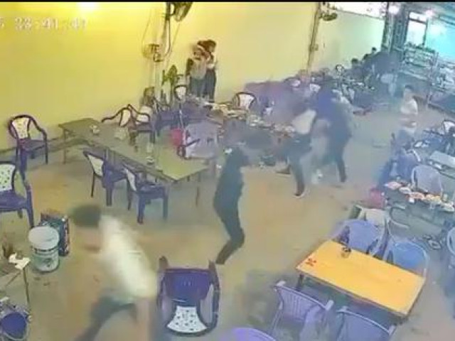 Pháp luật - [CLIP] Hỗn chiến trong quán ăn, nhiều người hoảng hốt bỏ chạy
