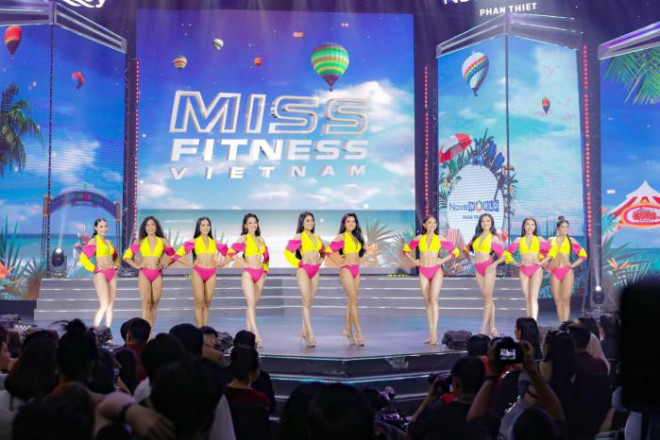 Tối 31/7, đêm chung kết cuộc thi Miss Fitness Vietnam (Hoa hậu Thể thao Việt Nam) 2022 đã diễn ra tại TP HCM với sự tham gia của 30 thí sinh. Sau màn gọi tên top 10, các thí sinh đã có màn trình diễn bikini vô cùng lạ mắt.