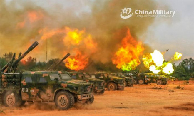 Loạt pháo tự hành bánh lốp của Trung Quốc khai hỏa trong một cuộc tập trận bắn đạn thật. Ảnh - Global Times