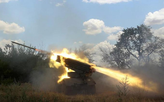 Ukraine khai hỏa pháo về phía lực lượng Nga. Ảnh: Getty Images