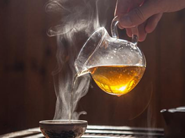 Bạn trẻ - Cuộc sống - Vợ vô tình đánh rơi tách trà lên chân mẹ chồng, chồng làm điều không ai nghĩ tới