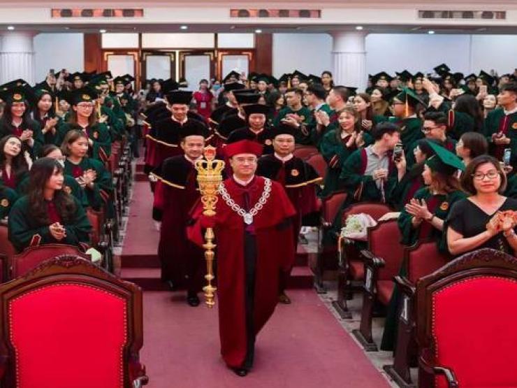 Giáo dục - du học - Hiệu trưởng mặc áo nhung, cầm quyền trượng ở lễ trao bằng tốt nghiệp: ĐH Quốc gia HN yêu cầu báo cáo