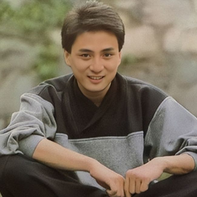 Ở những năm 1980, nam diễn viên là một trong số những diễn viên hot của nền điện ảnh Hồng Kông. Khi còn trẻ, Thang Trấn Nghiệp có vẻ ngoài thư sinh, đẹp trai. 
