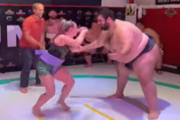 Thể thao - Người đẹp UFC liều lĩnh đấu võ sỹ Sumo 226kg, nhận kết quả đáng buồn