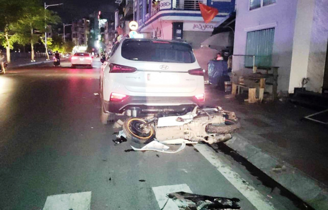 Hàng loạt ô tô, xe máy bị hư hỏng sau vụ tai nạn liên hoàn.