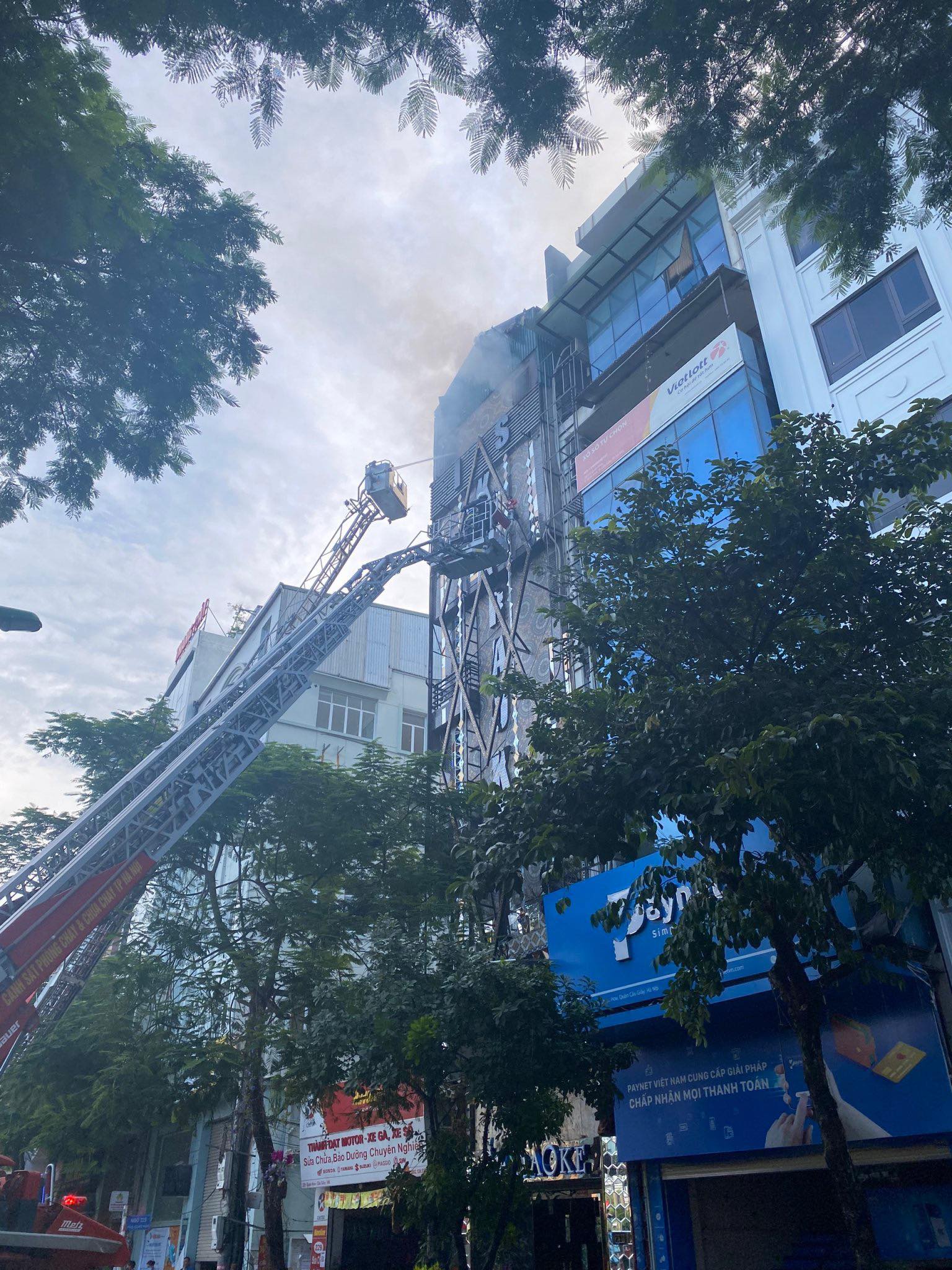 Công an dùng xe thang đưa lực lượng chữa cháy lên khu vực tầng thượng của ngôi nhà, tháo dỡ các bức tường&nbsp;để tiếp cận khu vực&nbsp;cháy.