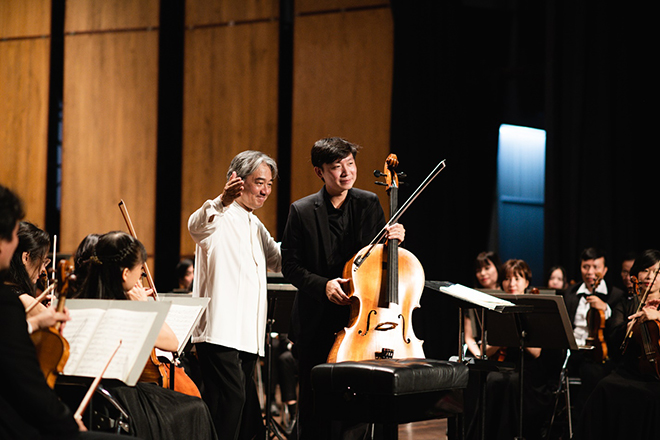 Nhạc trưởng Honna Tetsuji và nghệ sĩ cello Phan Đỗ Phúc