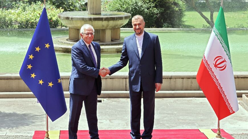 Ngoại trưởng Iran Hossein Amir-Abdollahian (phải) gặp ông Josep Borell, đại diện cấp cao của EU về các vấn đề đối ngoại và chính sách an ninh ở Tehran ngày 25/6/2022. Ảnh: ATTA KENARE