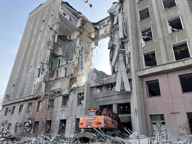 Một tòa nhà bị phá hủy sau khi trúng tên lửa Nga ở Mykolaiv, Ukraine.