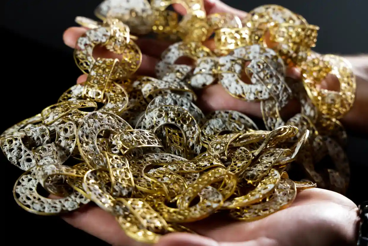 Large gold necklace from the ill-fated ship (photo: Guardian)