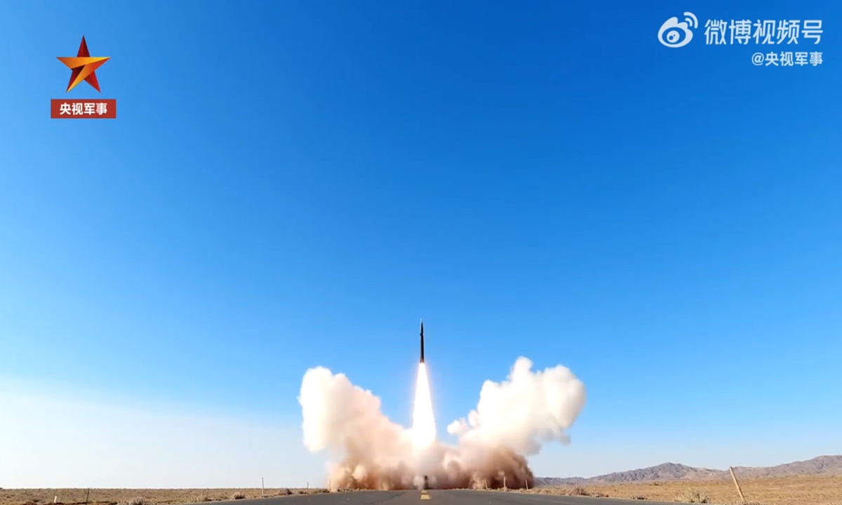 Ảnh chụp khoảnh khắc tên lửa giống với DF-17 khai hỏa.
