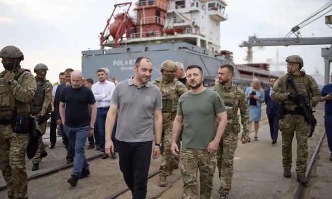 Tổng thống Ukraine Volodymyr Zelensky và các đại sứ G7 tới thăm cảng Odessa.