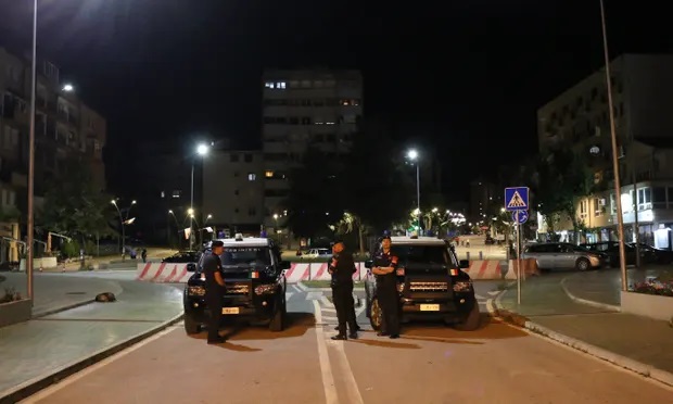 Lực lượng an ninh phong tỏa một con đường ở thành phố Mitrovica, nơi phần lớn là người Serbia sinh sống ở Kosovo. Ảnh: Getty