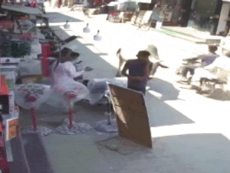 Media - Clip: Đang nghe điện thoại, thanh niên bị "bò điên" húc văng lên không