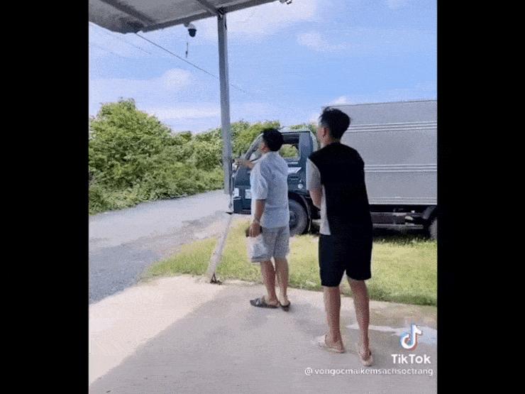 Ô tô - Clip: Xe tải va quệt gãy cột mái nhà dân, được chủ nhà bỏ qua nhờ thái độ tốt