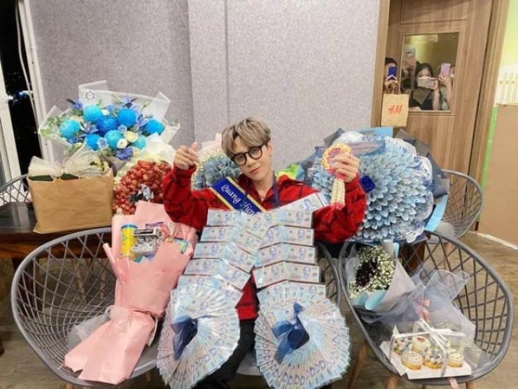 Giải trí - Quang Hùng MasterD choáng vì được khán giả tặng vòng tiền, hoa tiền ngay trên sân khấu