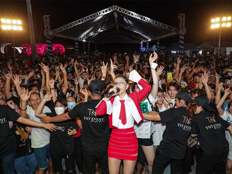 Giải trí - Đại nhạc hội Venice By Nights "hút" hàng chục ngàn người xem trong đêm đầu tiên