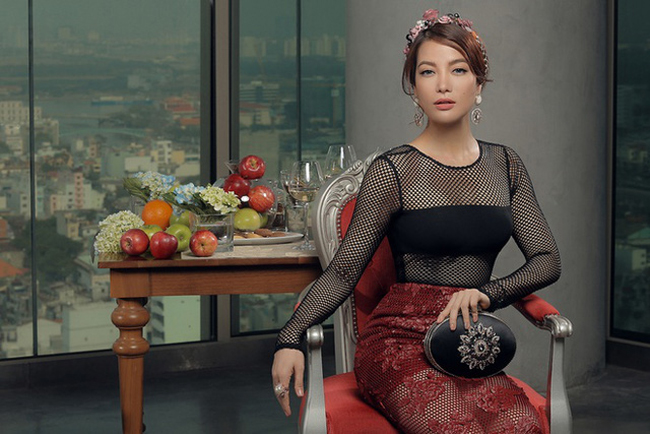 Được mệnh danh 'bà trùm cảnh nóng' sau vai diễn nữ chính của 'Hương Ga', Trương Ngọc Ánh tự tin khoe khéo cơ thể đẹp qua những trang phục có chất liệu ren.

