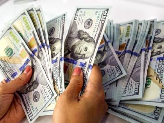 Kinh doanh - Giá USD tự do neo cao, nhiều người mua vào để cất giữ