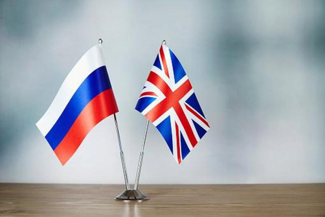Quốc kỳ Anh (phải) và quốc kỳ Nga (trái). Ảnh: ISTOCK