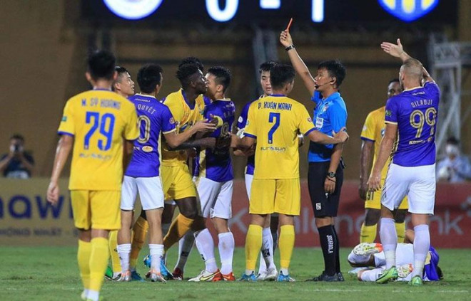 Trận Hà Nội FC và SLNA: Chiếc thẻ đỏ của Olaha và màn đáp trả của các trọng tài