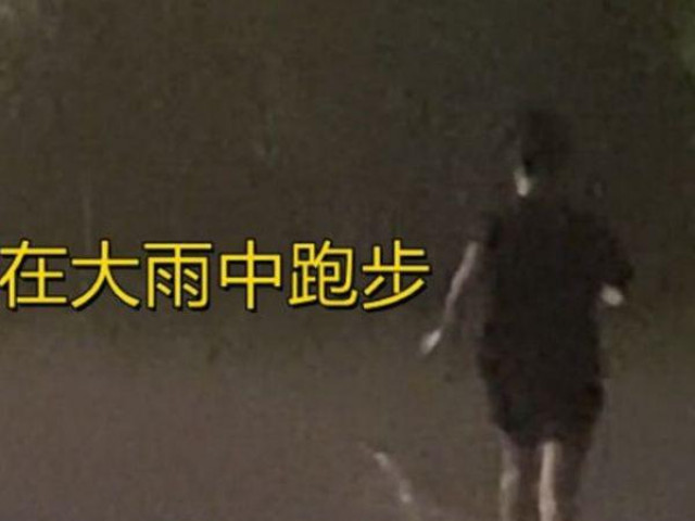 Bạn trẻ - Cuộc sống - Chàng trai chạy 20 vòng sân ký túc xá dưới trời mưa như trút nước để níu kéo bạn gái