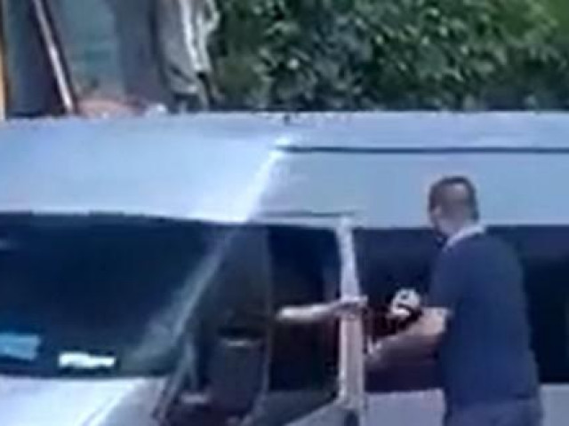 Tin tức trong ngày - Người đàn ông lạ mặt thu tiền tại cao tốc Vân Đồn - Móng Cái