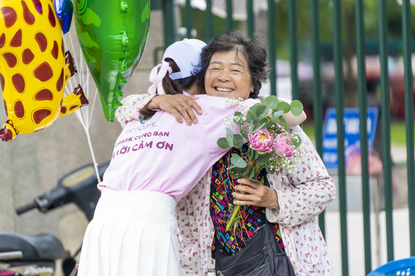 Roadshow siêu ấn tượng với đoàn xe phủ ngập tràn hoa sen trên đường phố Thủ đô - 6