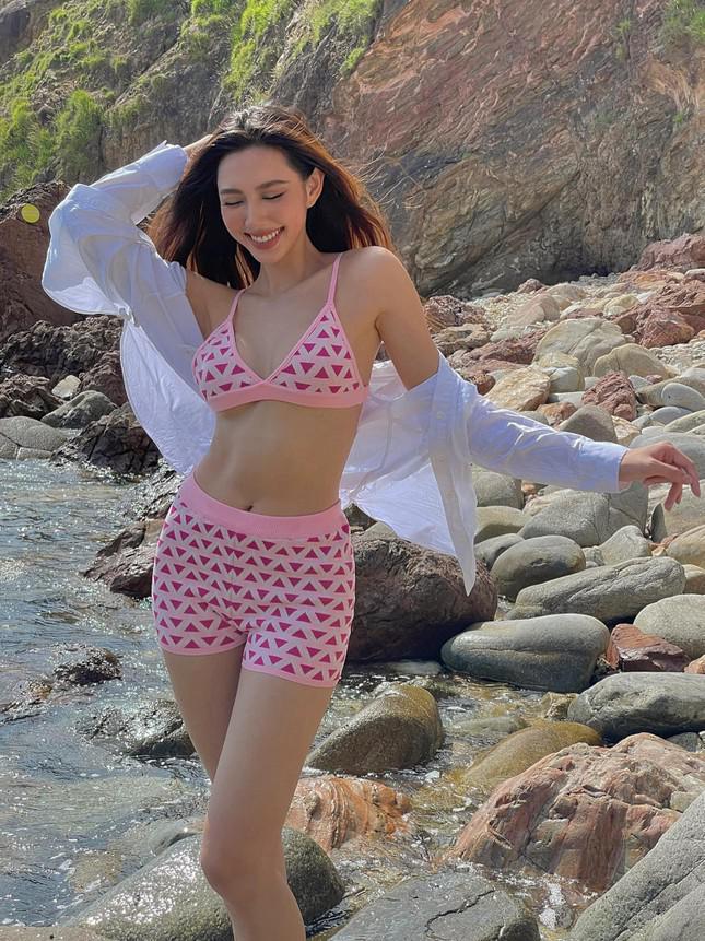 Vừa bị chê kém sắc vì sụt cân, Hoa hậu Thuỳ Tiên khoe body nóng bỏng với bikini trên biển - 3