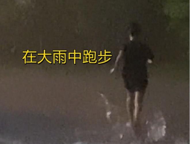 Chàng trai chạy quanh sân ký túc xá mặc trời đang mưa như trút nước.